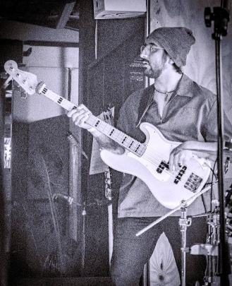 Profesor de Bajo y Director de Ensayo Ro Castañón